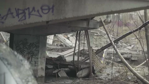 Destroyed bridge across the Irpin river. Evacuation of city dwellers. 库存影片 179930618
