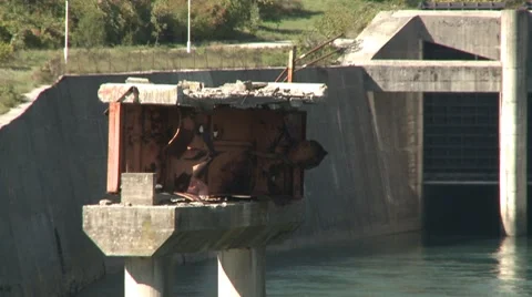 Destroyed bridge. Salakovac Vidéo 8686364
