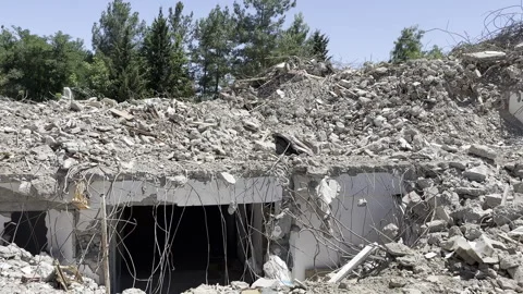 A destroyed building and surrounding debris in the earthquake Vídeos de archivo 246143891