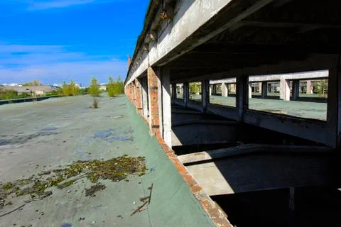 The destroyed building of the factory workshop, which worked in the defense i Foto stock