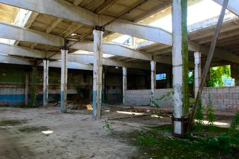 The destroyed building of the factory workshop, which worked for the defense Foto stock