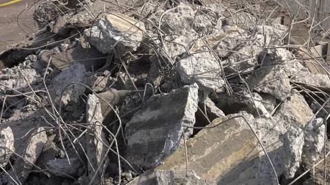 Destroyed concrete slab. Construction debris in a pile. Stockbeeldmateriaal 290066840