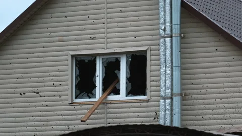 Destroyed house due to a Russian shell Vidéo 200920371