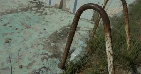 Destroyed swimming pool in Cuba 库存影片 62424209