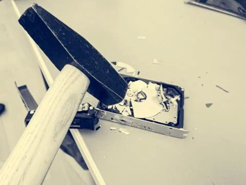 Destroying computer hard drive with a hammer. Foto stock