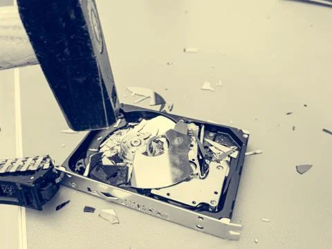 Destroying computer hard drive with a hammer. Foto stock