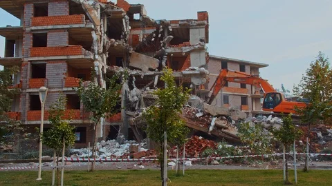 Destroying Concrete House Using Mechanical Arm 스톡 동영상 120624930