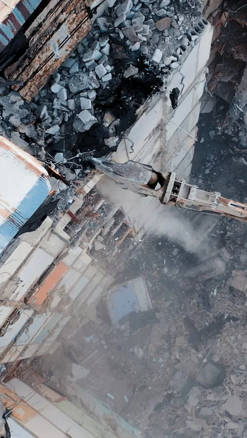 Destroying Old Concrete Building Using Mechanical Arm of Bulldozer Vídeos de archivo 273779958