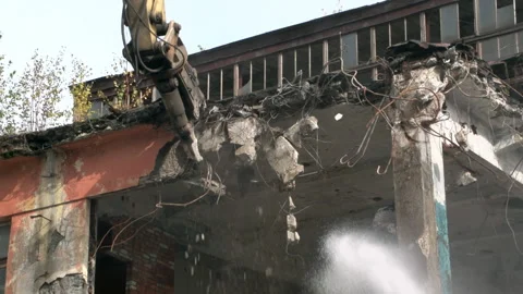 Destroying old concrete house using mechanical arm. 動画素材 161331746