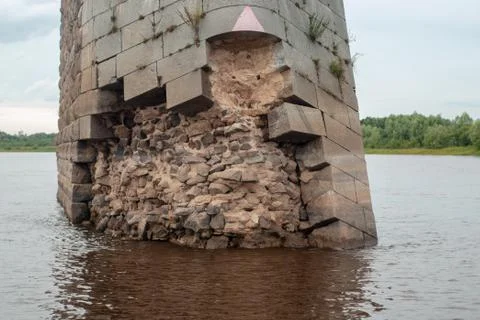 Destruction of the bridge support. old bridge close-up, Foto stock