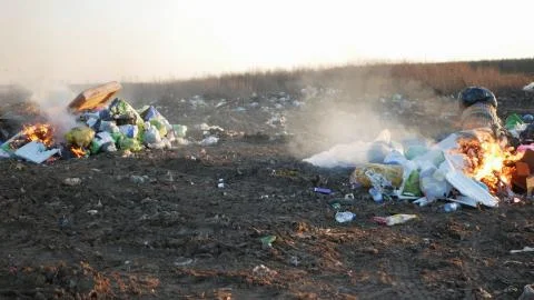 Destruction of garbage. burning garbage. concern for the environment. environ Foto stock