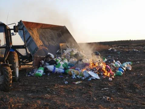 Destruction of garbage. burning garbage. concern for the environment. environ Foto stock