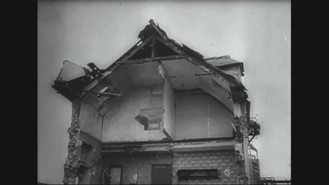Destruction by Hitler in World War two including footage of dead soldiers and Vidéo 123377941