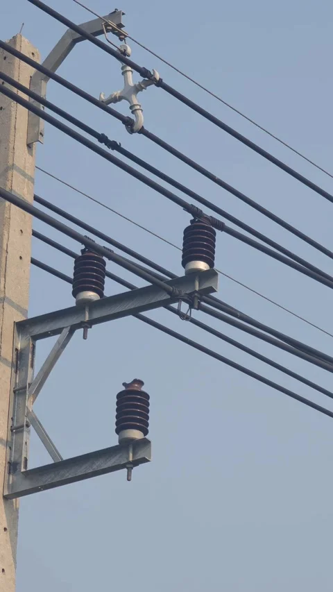 Detached distribution power line from insulator touching crossarm. Video stock 333391997