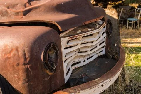 Detail of the broken front of an old rusty and abandoned pickup in Maryhill Foto stock