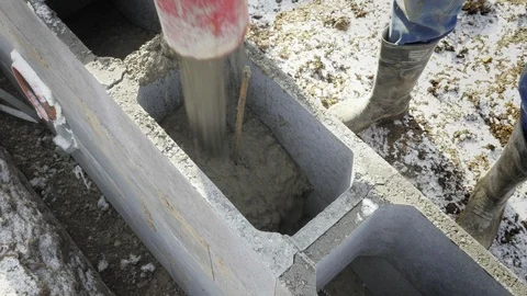 Detail of casting pump concrete to foundations. Workers work on site. Vídeo Stock 89782214