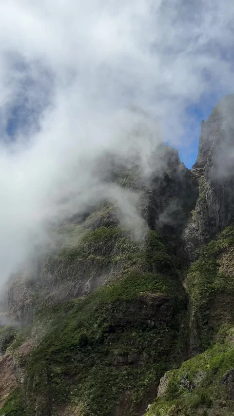 Detail of the changing mist on the Pico do Areeiro trail in Madeira Stock Footage 296603127