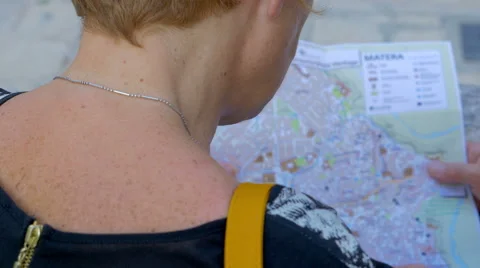 Detail of the city map as it is being consulted by two tourists Video stock 67819978