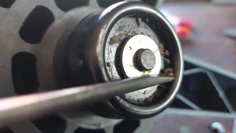 Detail of cleaning bread maker machine shaft with a screwdriver 库存影片 334678443
