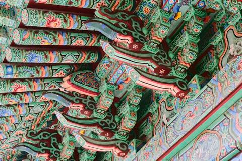 Detail of Decorative Pattern Roofs of a Buddhist Temple Haeun-jeungsa in Busan, 库存照片