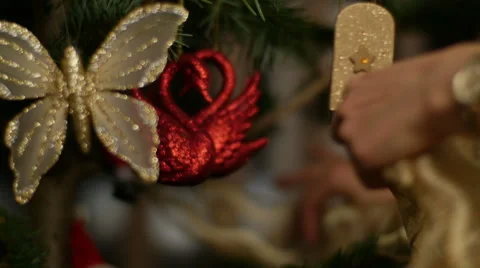 Detail of hands decorating Christmas tree Vídeos de archivo 47052653