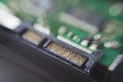 Detail of hard disk connection on top of a table with its components and conn 스톡 사진