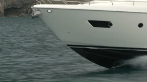 Detail of the hull of a boat navigating  Video stock 43321633