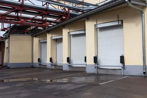 Detail of loading docks outside of warehouse Stockfoto's