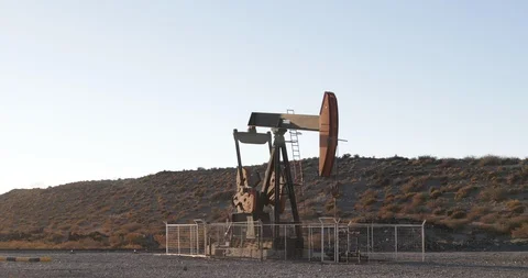 Detail of Pump platform working moving up and down extraxting oil 스톡 동영상 90999552