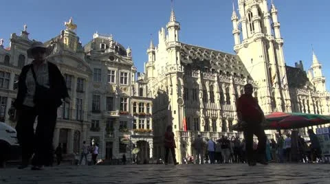 Detail of roof and gold statues on roof of maison in grand place Stock Footage