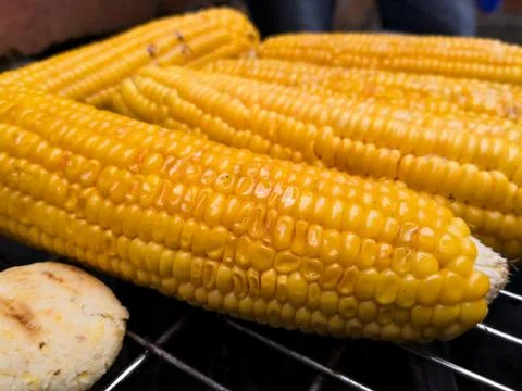 Detail of some corn cobs roasting on a grill Fotos de archivo