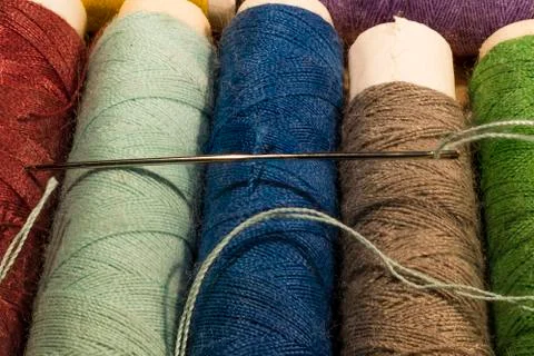Detail of spools of threads, red, green, blue, brown Foto stock