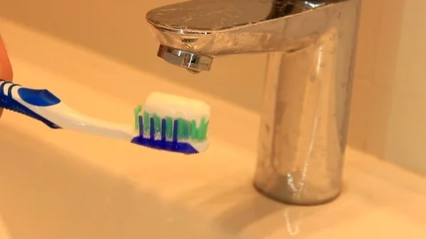 Detail of toothpaste being squeezed on to a toothbrush Vídeos de archivo 86414274