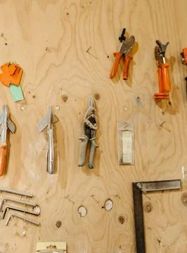 Detail view of hanging tools on workshop board Foto stock