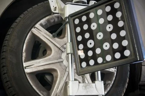 Detail of wheel alignment machine tool mounted on a wheel Stockfoto's