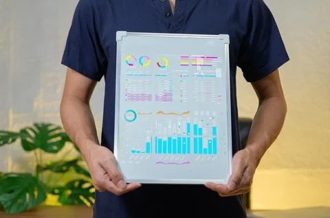 Detailed Analysis and Visualization of Financial Data on Chart Board Foto stock