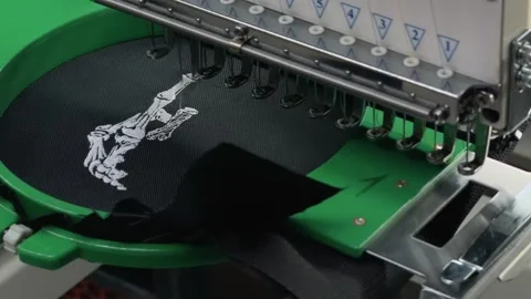 Detailed Close Up of Industrial Multi-Needle Embroidery Machine Head Stitch.. 스톡 동영상 332204928