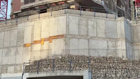 Detailed Construction Progress of a Modern Building Featuring Crane Operati.. Stockfoto's