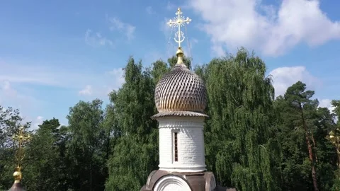 Detailed drone footage of patterned domes and crosses on historic church roof 库存影片 321833604