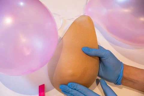 A detailed example of how to compress the breast with one hand on the phantom of Foto stock