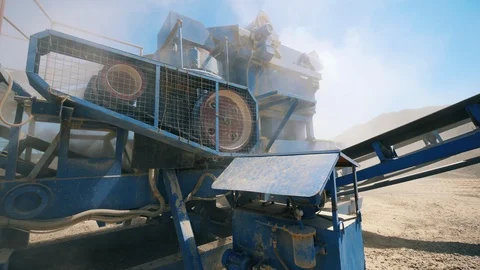 Detailed functioning cracking machine in dust Video stock 112322394