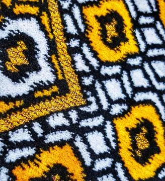 Detailed geometric pattern with yellow, black, and white squares, separated b Stockfoto's