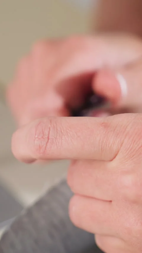 Detailed grooming demonstration, Focus on precise hangnail removal at home Vídeos de archivo 326928677