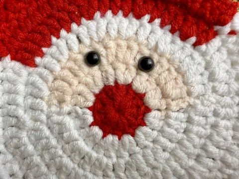 Detailed macro view authentic hand-crocheted santa claus face textile ornam.. Foto stock