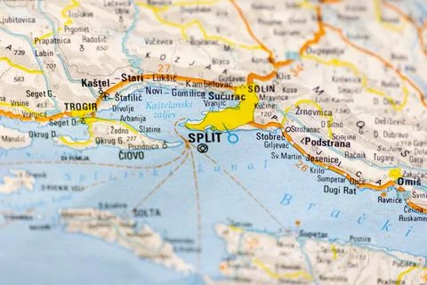Detailed Map Highlighting Split with Adjacent Roads and Landmarks Foto stock