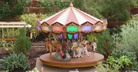 Detailed Model Train Set with Miniature Spinning Carousel / Merry-Go-Round Vídeo Stock 99462503