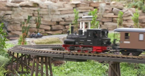 Detailed Model Train Set in Miniature Town Going Around Curved Track Vídeo Stock 99462670