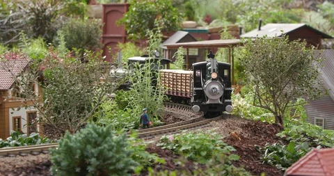 Detailed Model Train Set Passing Through Miniature Town Vidéo 99462610