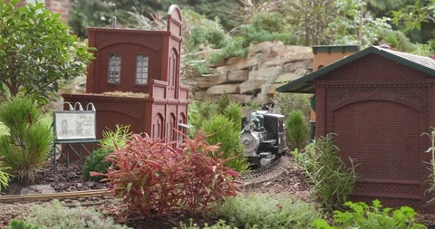 Detailed Model Train Set Passing Through Miniature Town Vídeo Stock 99463034