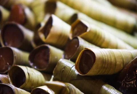 Detailed Side Angle View of Cone Shaped Kue Celorot Cakes Wrapped in Green .. Foto stock